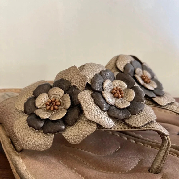 Clark Artisan Sz 9.5 Beaded Floral Metallic Platform Sandals Thongs Boho Femme - Picture 13 of 15